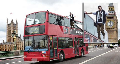 Ilusionis Dynamo `Melayang` di Samping Double Decker di London